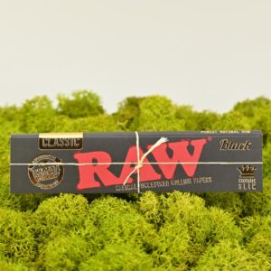 Papel Raw Black King Size en su empaque original oscuro