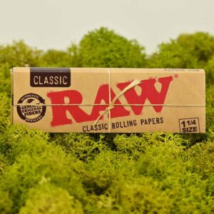 Papel Raw Classic 1 1/4 en su empaque original color kraft