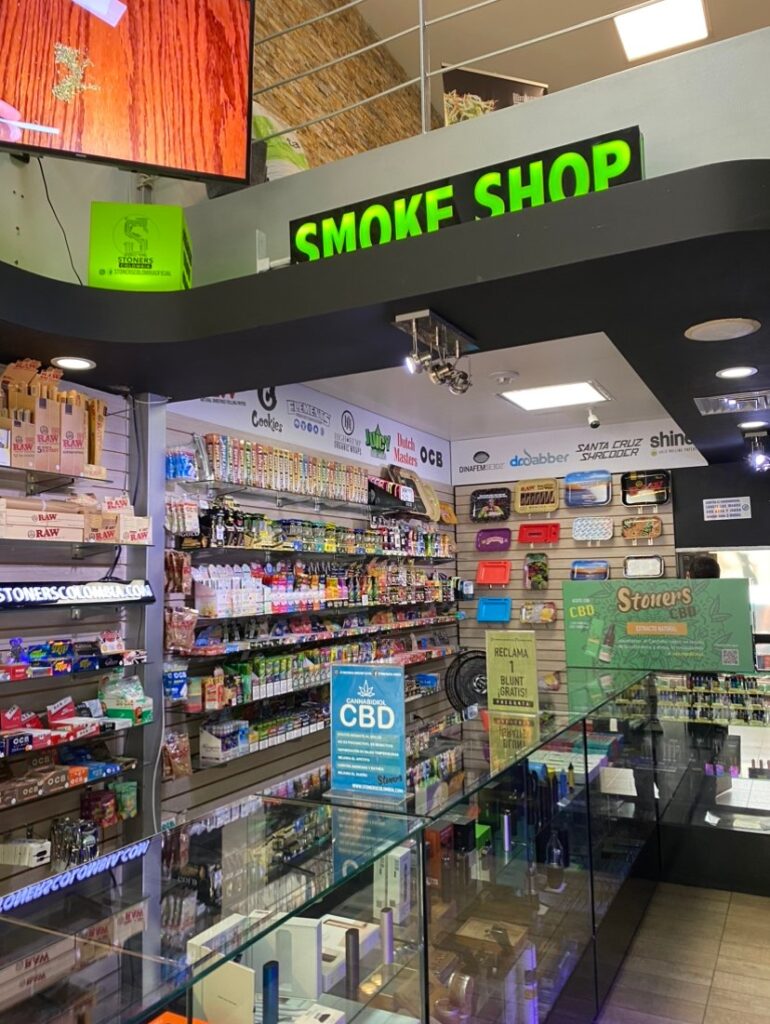 Productos en la tienda Stoners Smoke Shop de El Poblado
