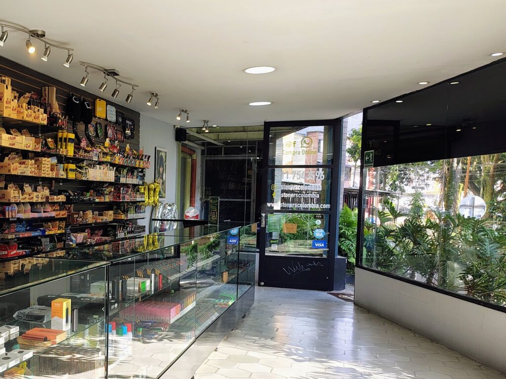 Interior de la tienda Stoners Smoke Shop en Armenia, Quindío, con papeles RAW y OCB, grinders y vitrinas