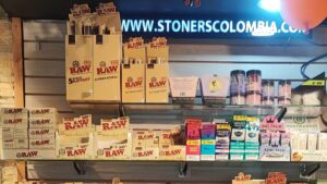 Pared de papeles para armar RAW con el aviso de stonerscolombia.com en la tienda Stoners de El Poblado, Medellín